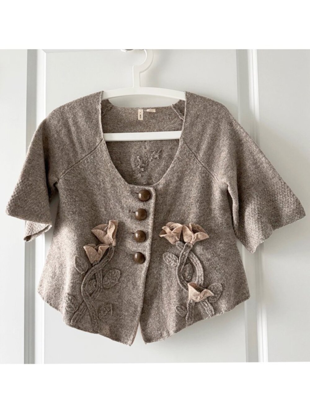 ANTHROPOLOGIE MOTH Brekka Floral Appliqué Cardigan – Tan – Size XS (Oversized)